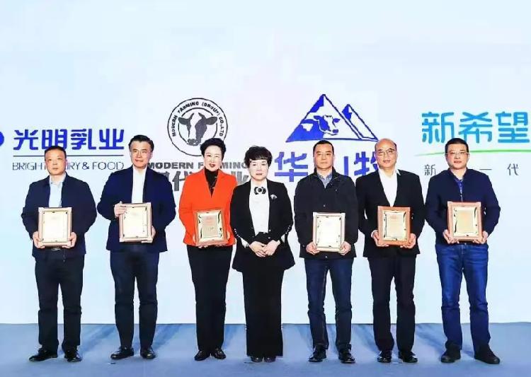 重慶日報(bào)：捷報(bào)，天友乳業(yè)榮獲2021年國家優(yōu)質(zhì)乳工程雙項(xiàng)大獎(jiǎng)！